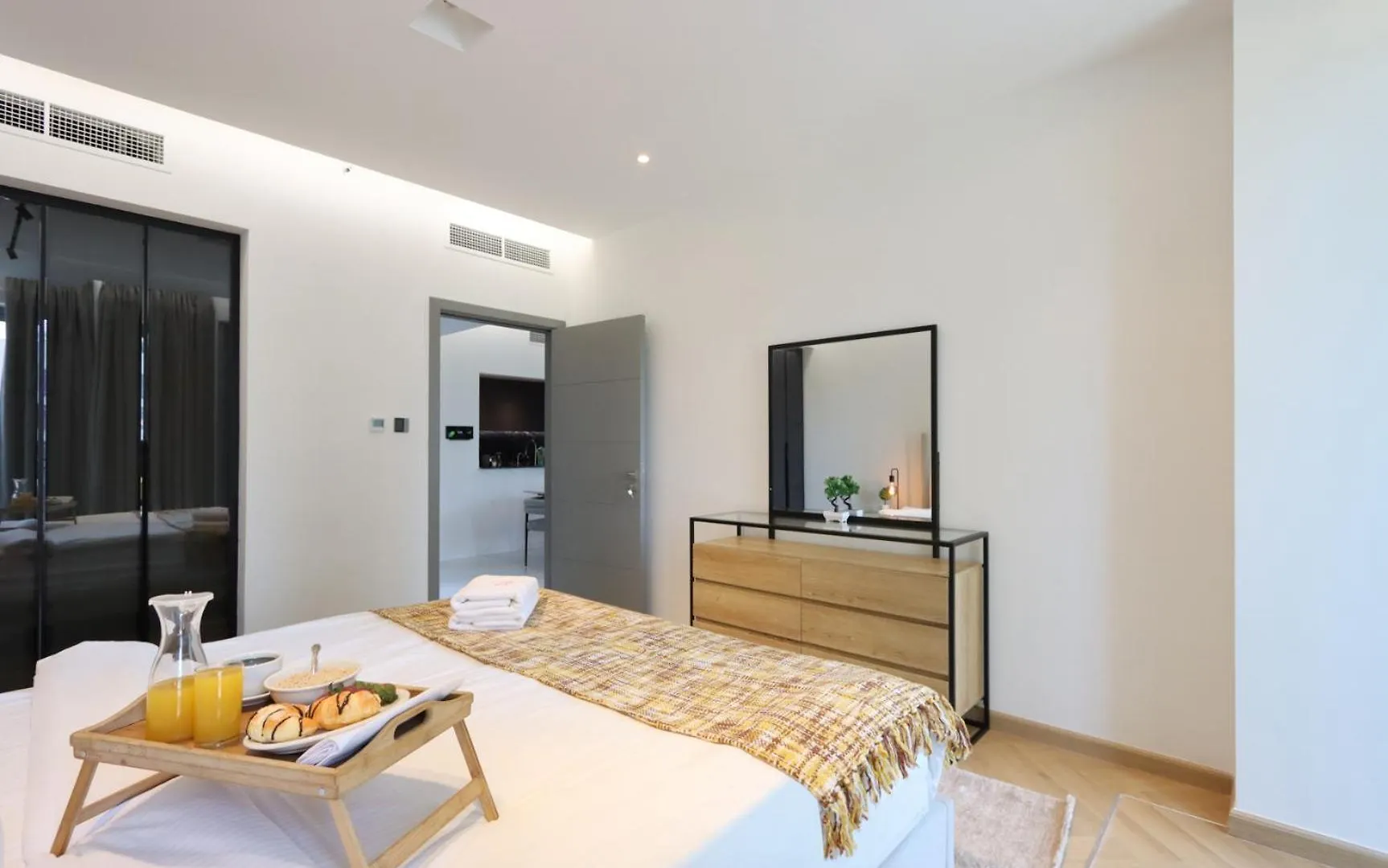 Livbnb - 2B With Modern Interiors, Emaar Boulevard 迪拜 公寓