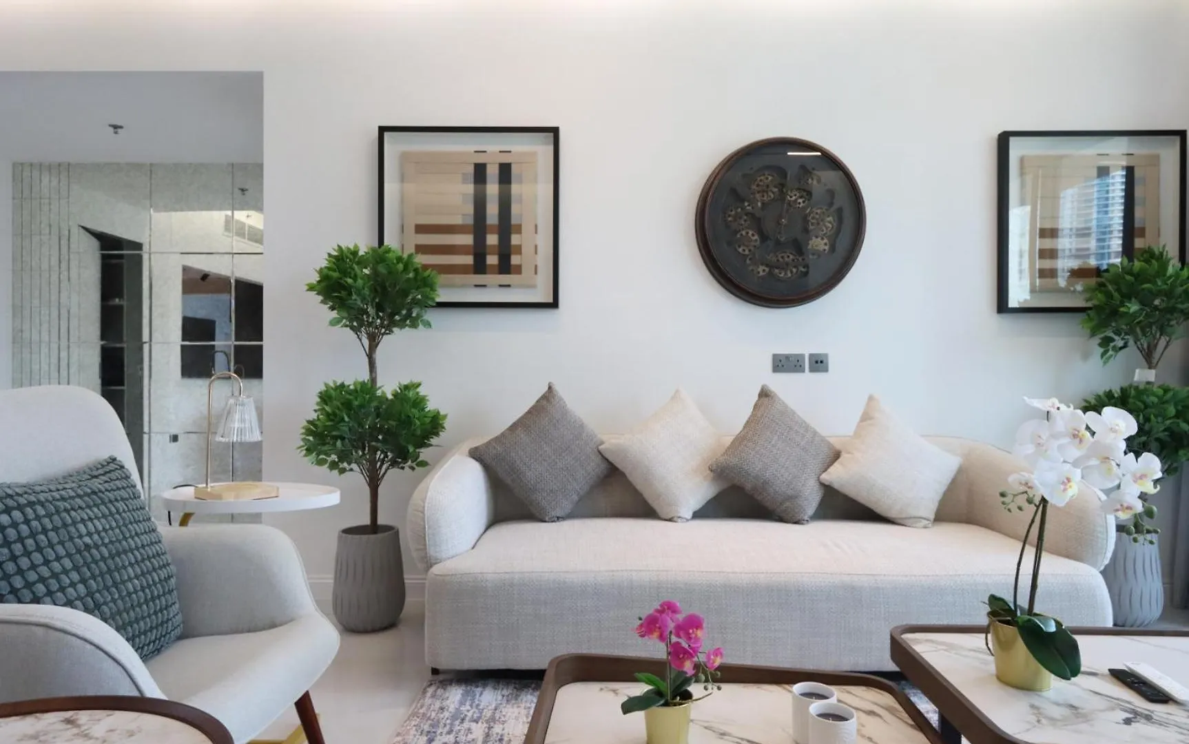 Livbnb - 2B With Modern Interiors, Emaar Boulevard Dubai Apartment